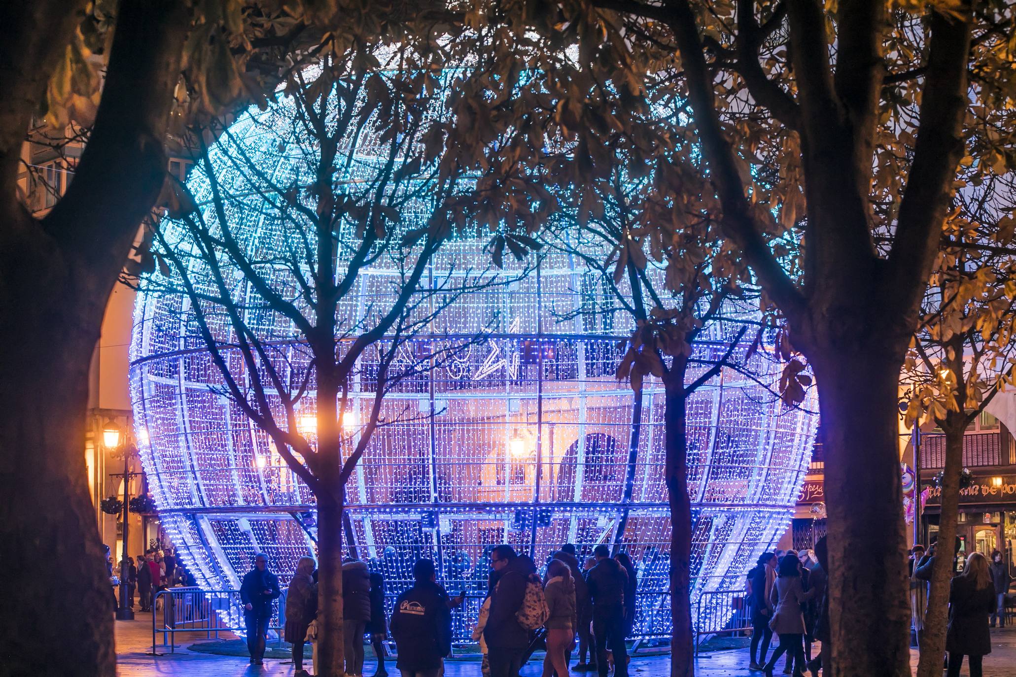 La bola de la Navidad ya luce en Logroño