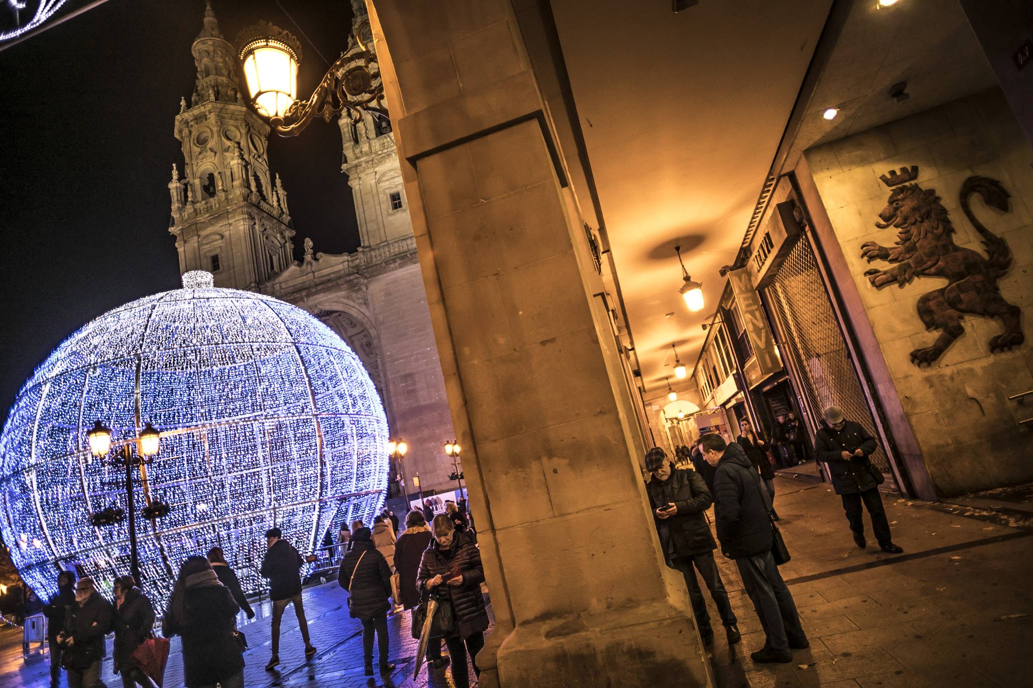 La bola de la Navidad ya luce en Logroño