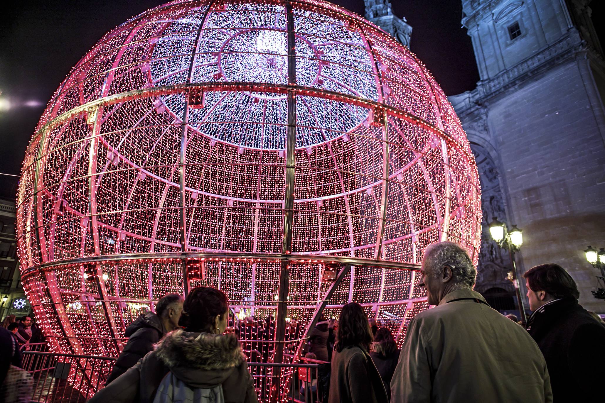 La bola de la Navidad ya luce en Logroño