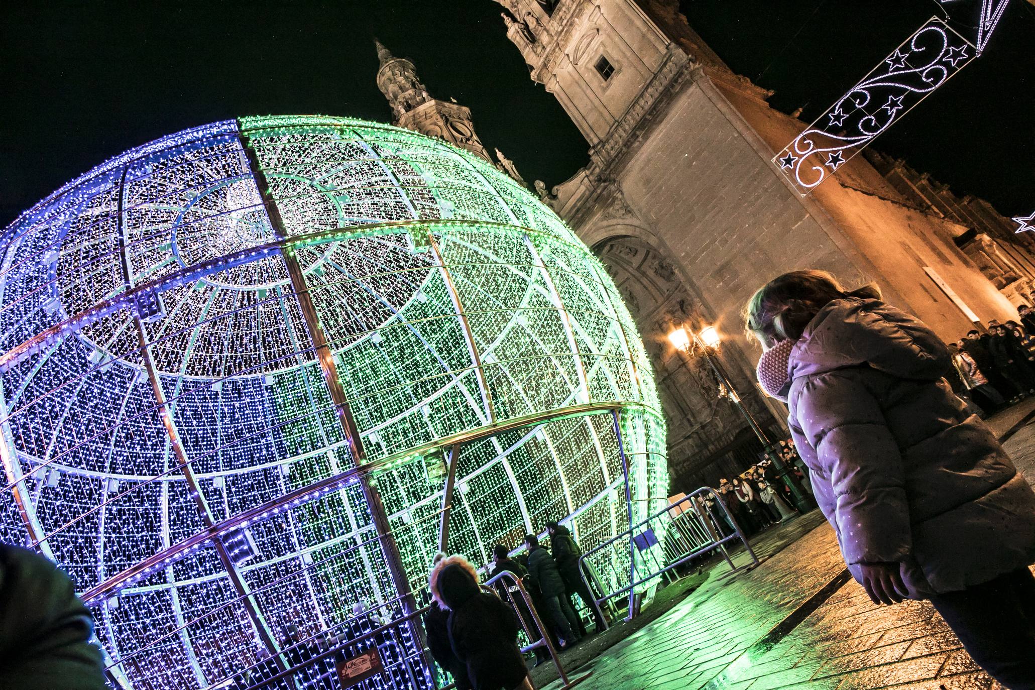 La bola de la Navidad ya luce en Logroño