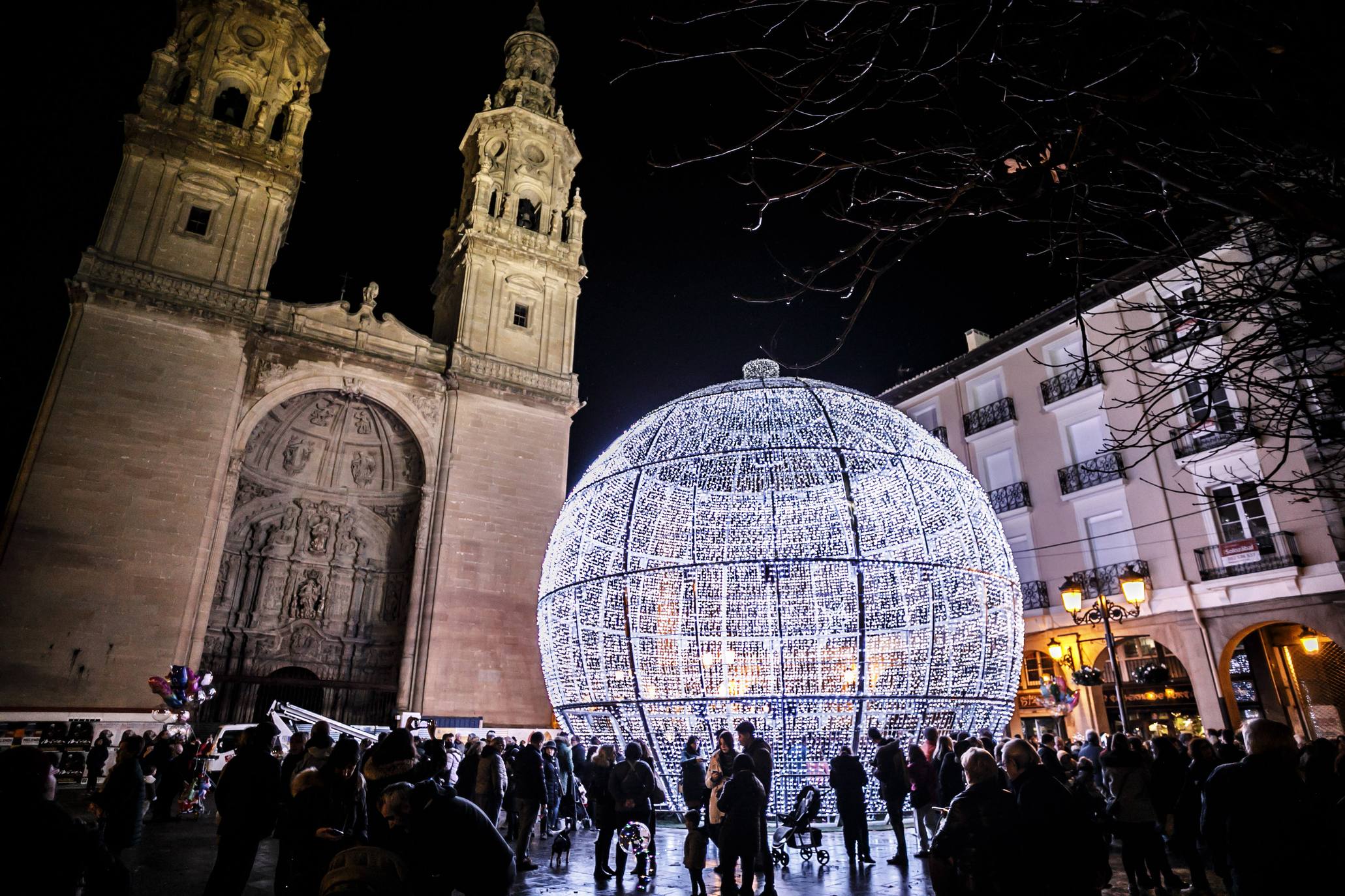 La bola de la Navidad ya luce en Logroño