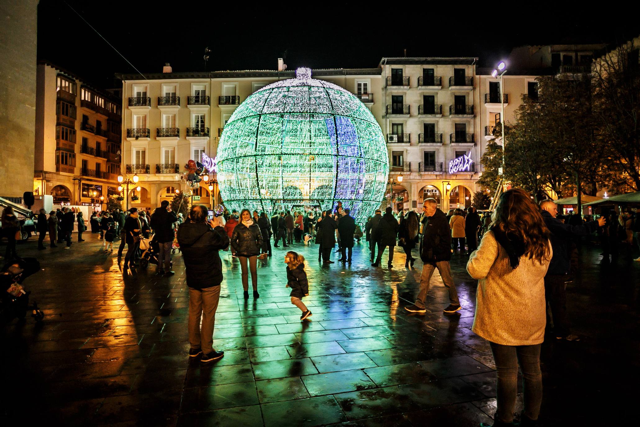 La bola de la Navidad ya luce en Logroño