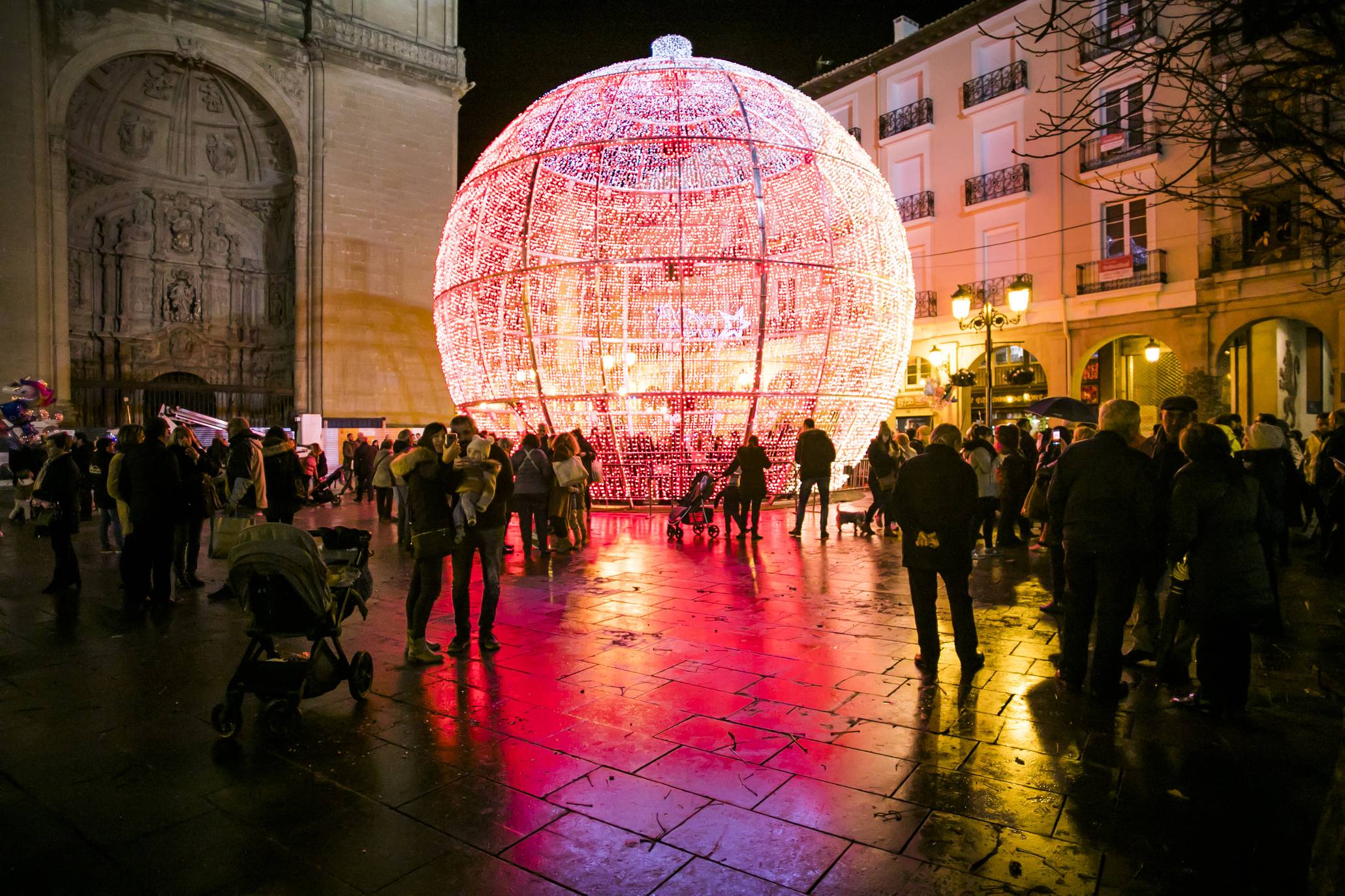 La bola de la Navidad ya luce en Logroño