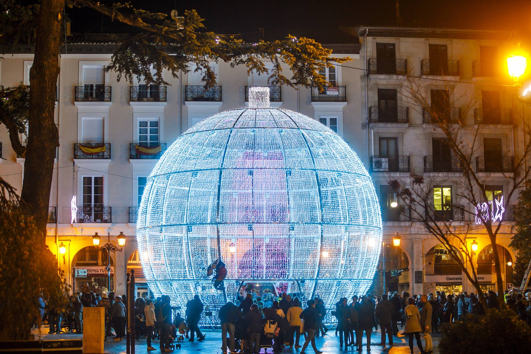 La bola de la Navidad ya luce en Logroño