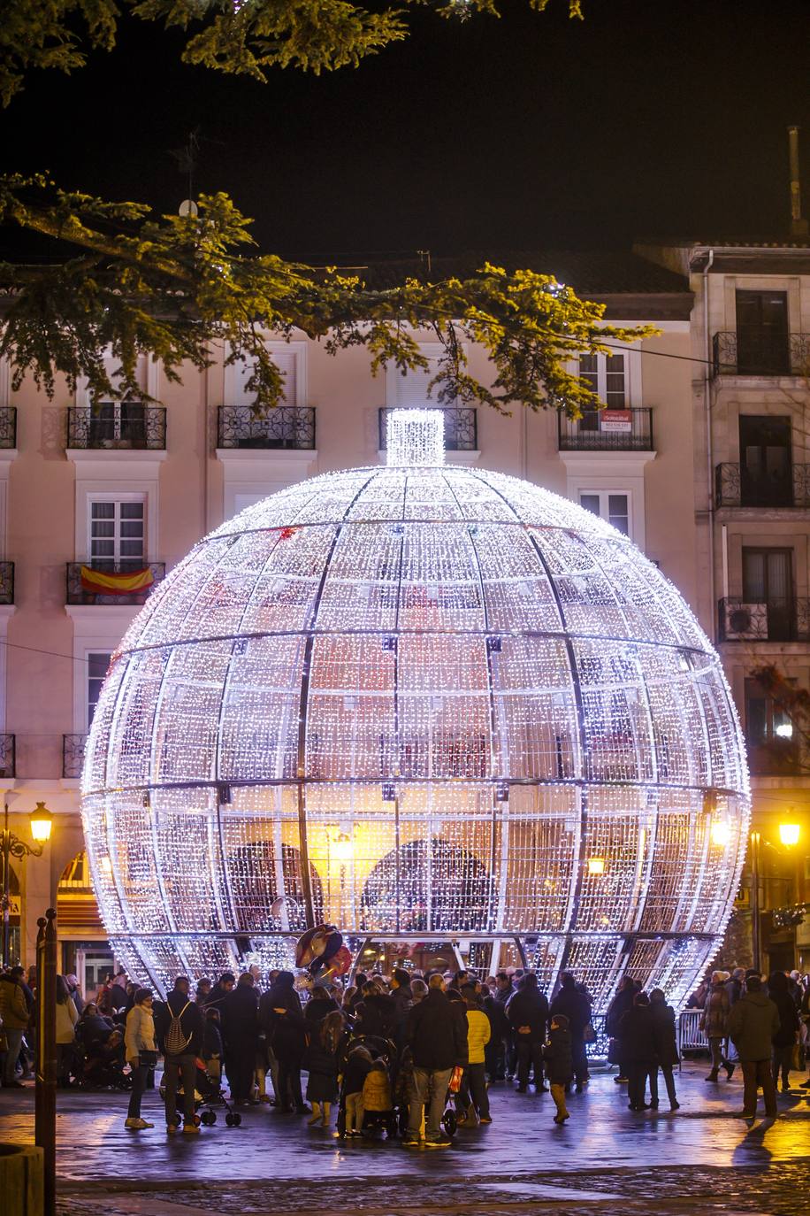 La bola de la Navidad ya luce en Logroño