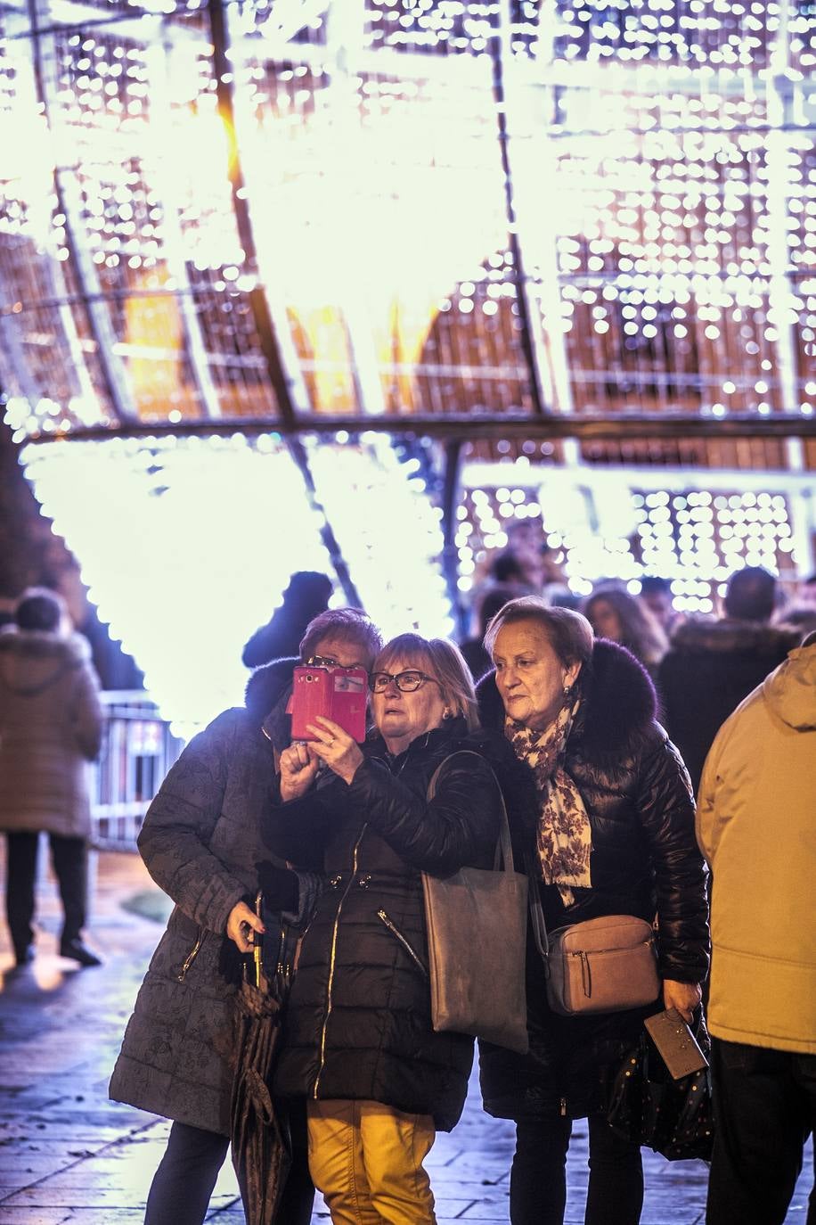 La bola de la Navidad ya luce en Logroño