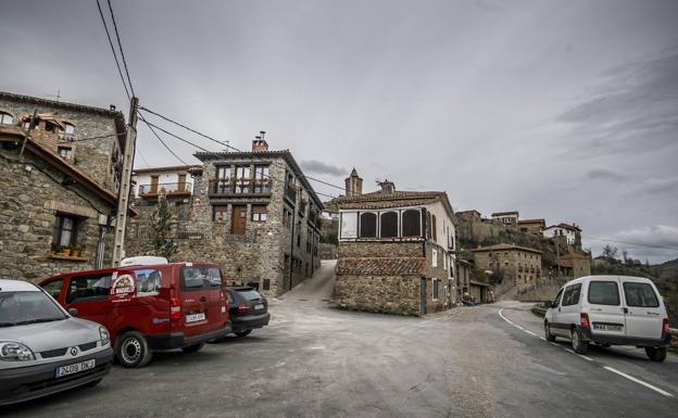 Los apartamentos turísticos El Maguillo de Jalón de Cameros, y su furgoneta, a la izquierda.