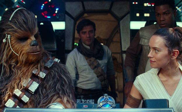 Imagen principal - Chewbacca (Joonas Suotamo), Poe Dameron (Oscar Isaac), Finn (John Boyega) y Rey (Daisy Ridley), a bordo del Halcón Milenario en 'El ascenso de Skywalker'. Poe Dameron y C-3PO y póster del filme.