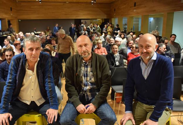 Los autores Alberto Gil y Antonio Remesal y el diseñador de la parte gráfica del libro, Gabi Santolaya . 