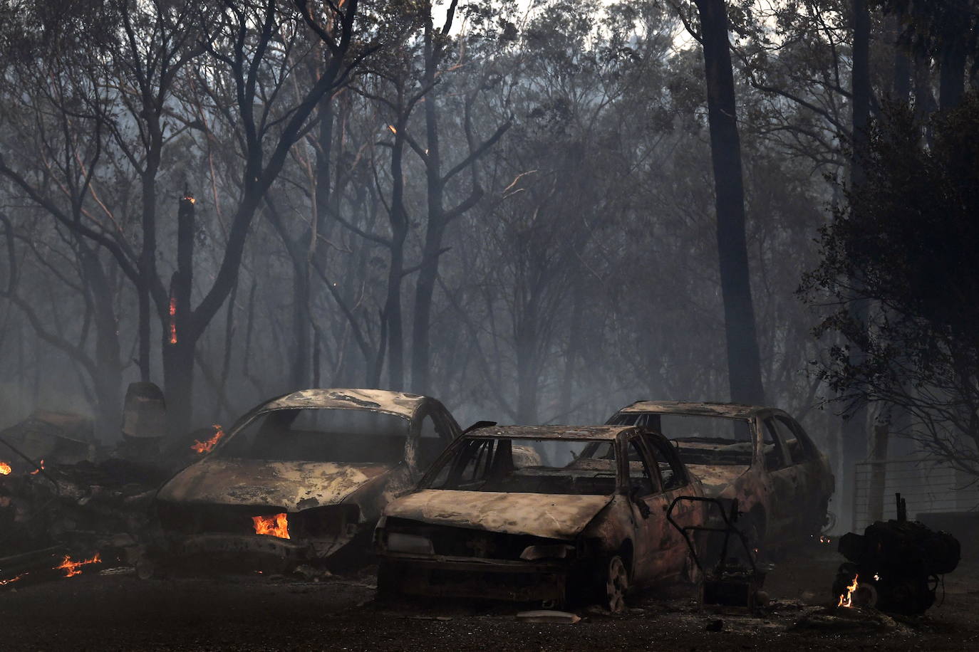 Coches calcinados en Buxton, a 100 kilómetros de Sidney