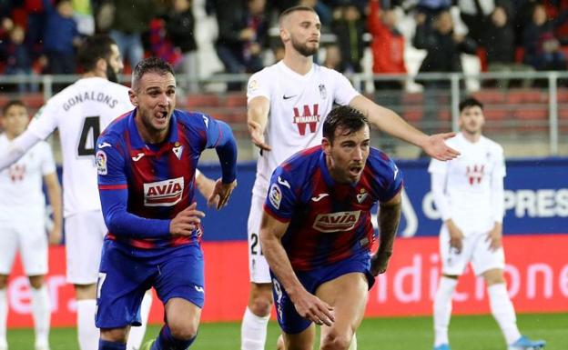 El delantero del Eibar Sergi Enrich (d) celebra junto a Kike García el primer gol del partido.