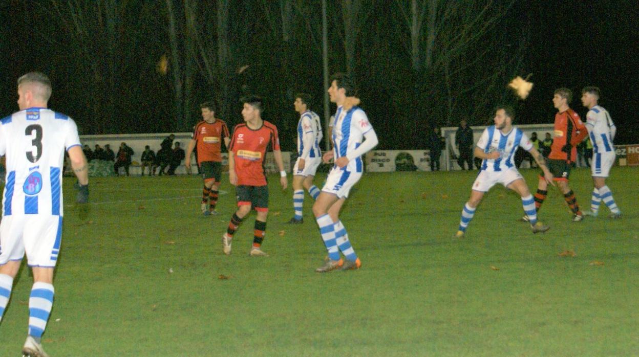 Las hojas secas revolotearon por el campo, creando una imagen poco usual durante el partido. 