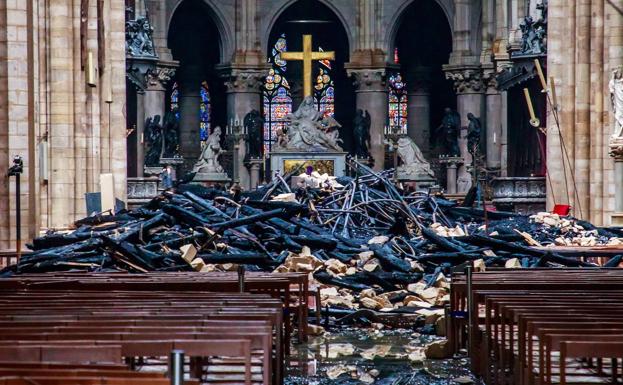 Escombros del interior de la catedral de Notre Dame.