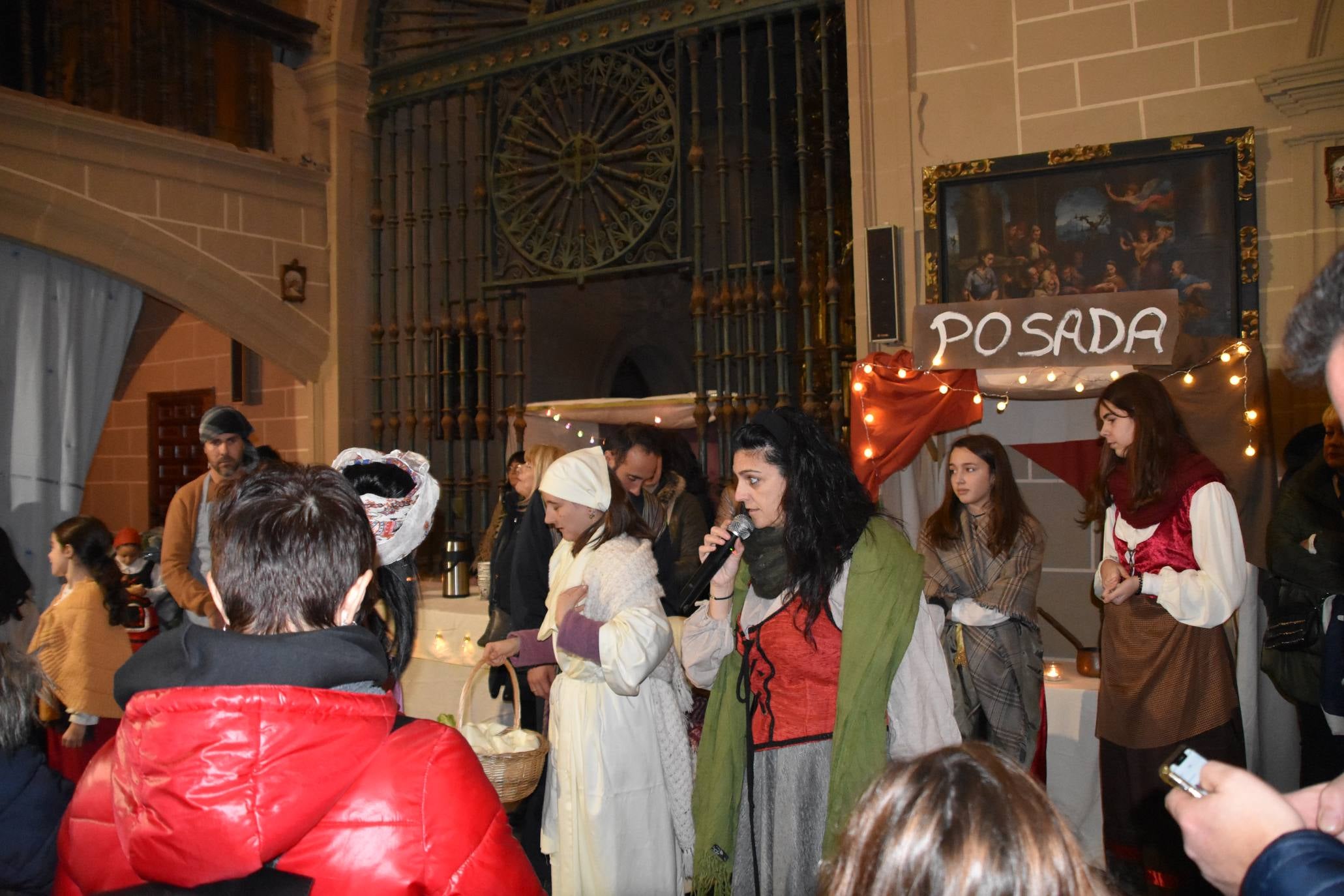 El viento impidió que la representación del sábado se celebrase en el exterior de la parroquia y la representación se realizó en el interior.