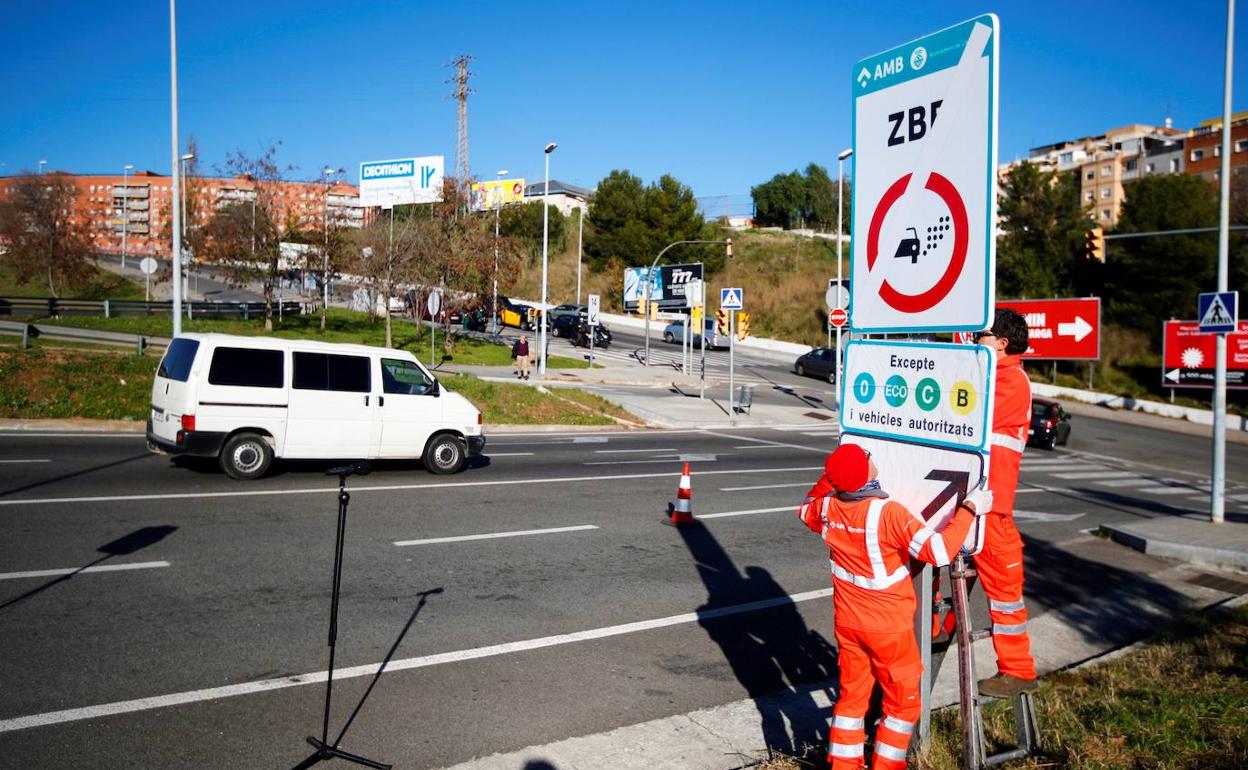 En Barcelona colocan los carteles que delimitan la zona de baja emisiones donde se aplica la restricción.
