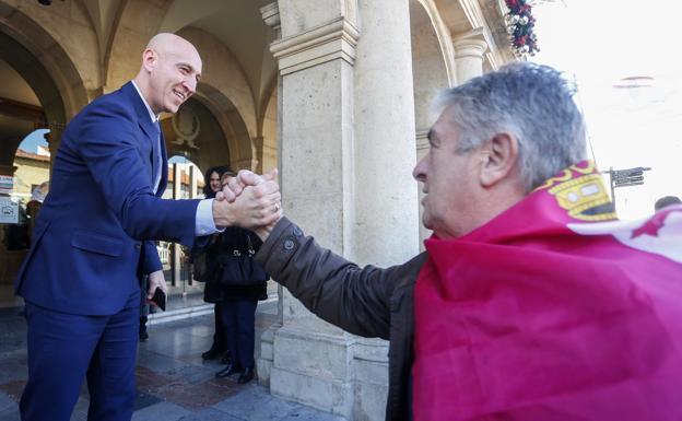 Diez (PSOE) saluda a un leonesista a la salida del pleno municipal. 