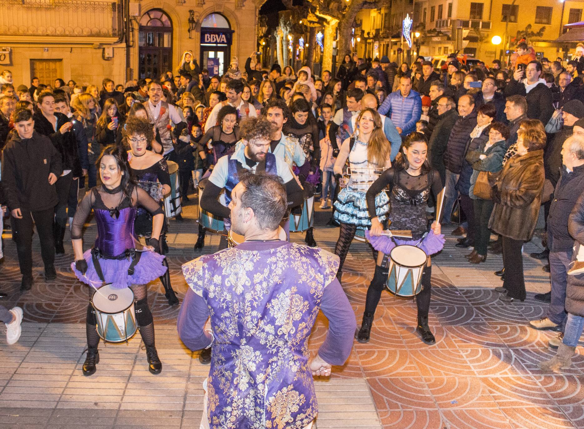 Como cada año, Santo Domingo de la Calzada celebra sus tradicionales campanadas anticipadas del año 2020 y el brindis por el 2020. Este sábado el municipio lució con un ambiente festivo muy especial.