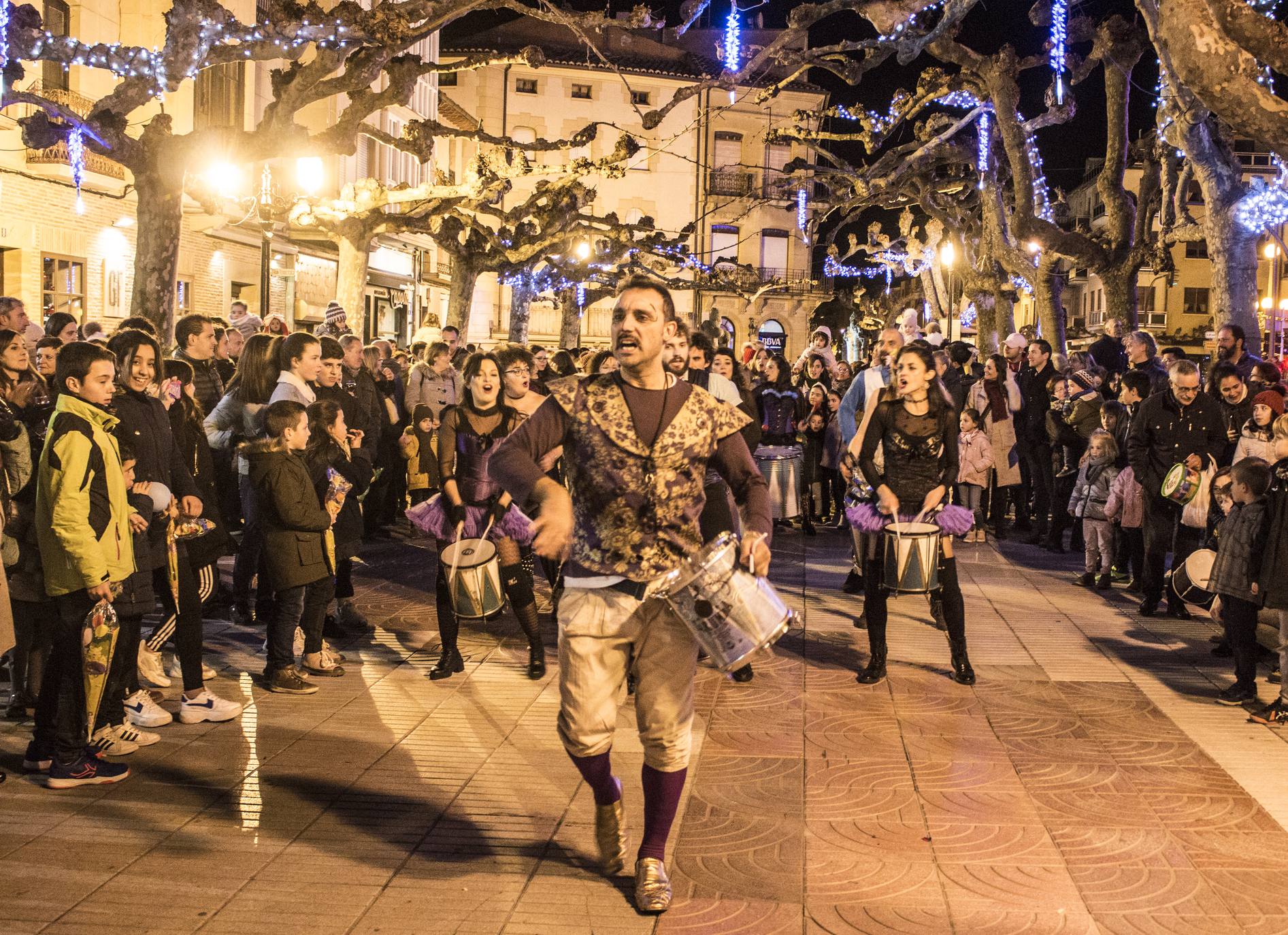 Como cada año, Santo Domingo de la Calzada celebra sus tradicionales campanadas anticipadas del año 2020 y el brindis por el 2020. Este sábado el municipio lució con un ambiente festivo muy especial.