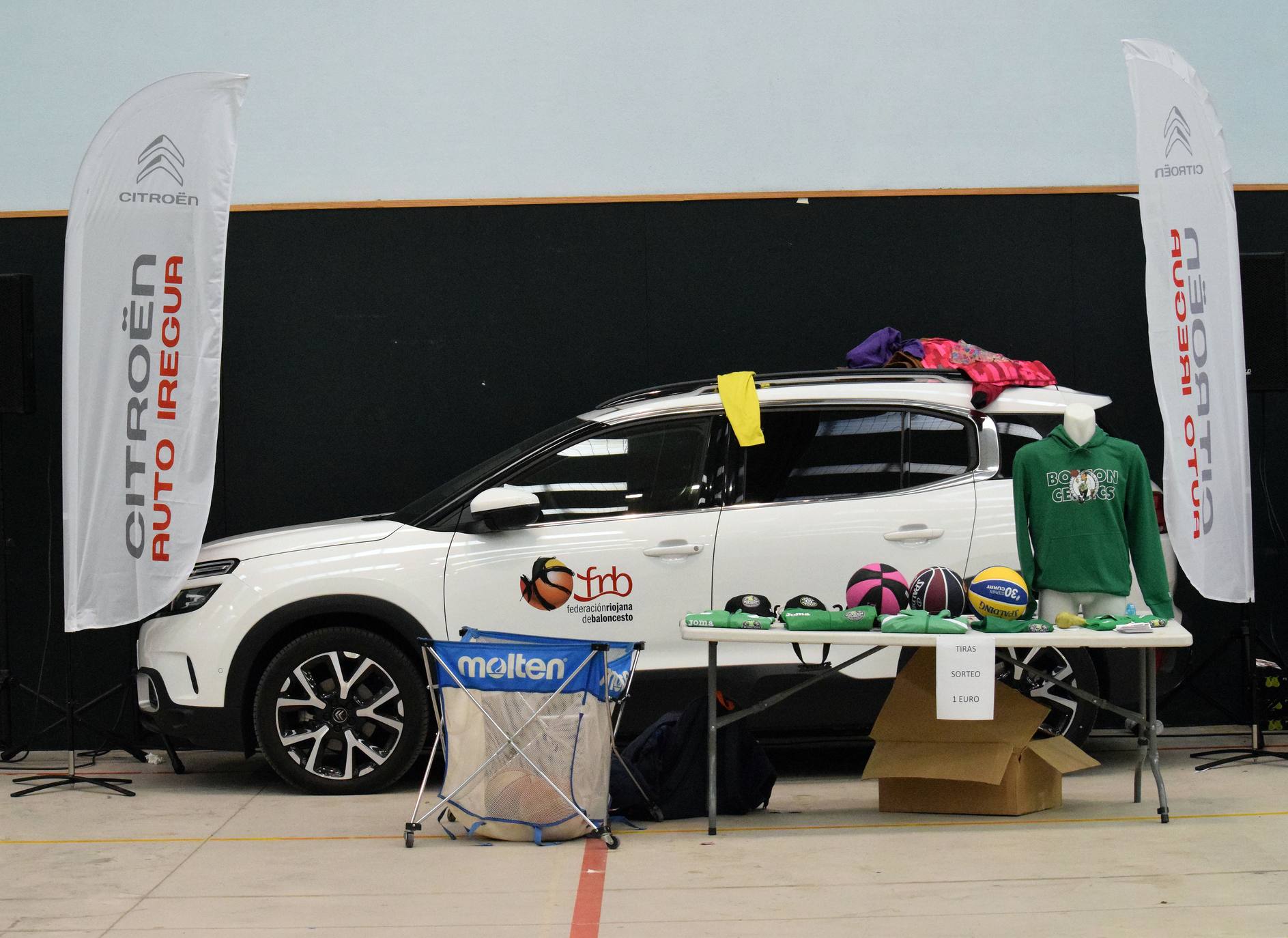 Decenas de niños se dieron cita en el torneo de Navidad baloncesto en Lardero.