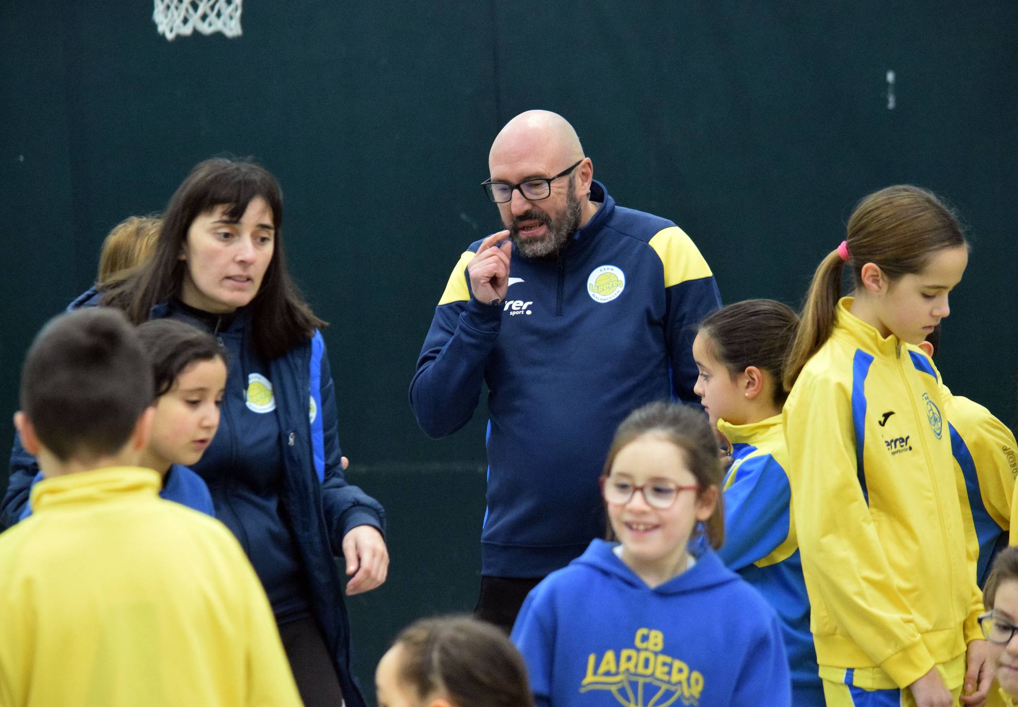 Decenas de niños se dieron cita en el torneo de Navidad baloncesto en Lardero.