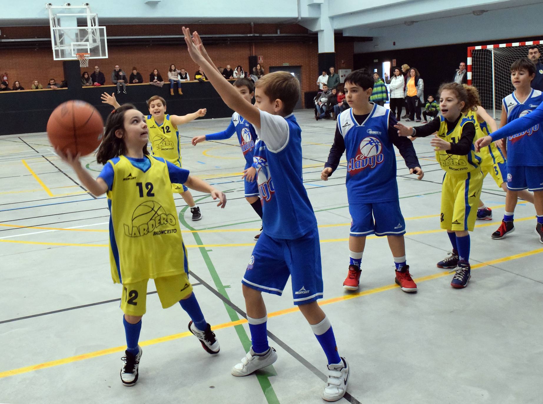 Decenas de niños se dieron cita en el torneo de Navidad baloncesto en Lardero.