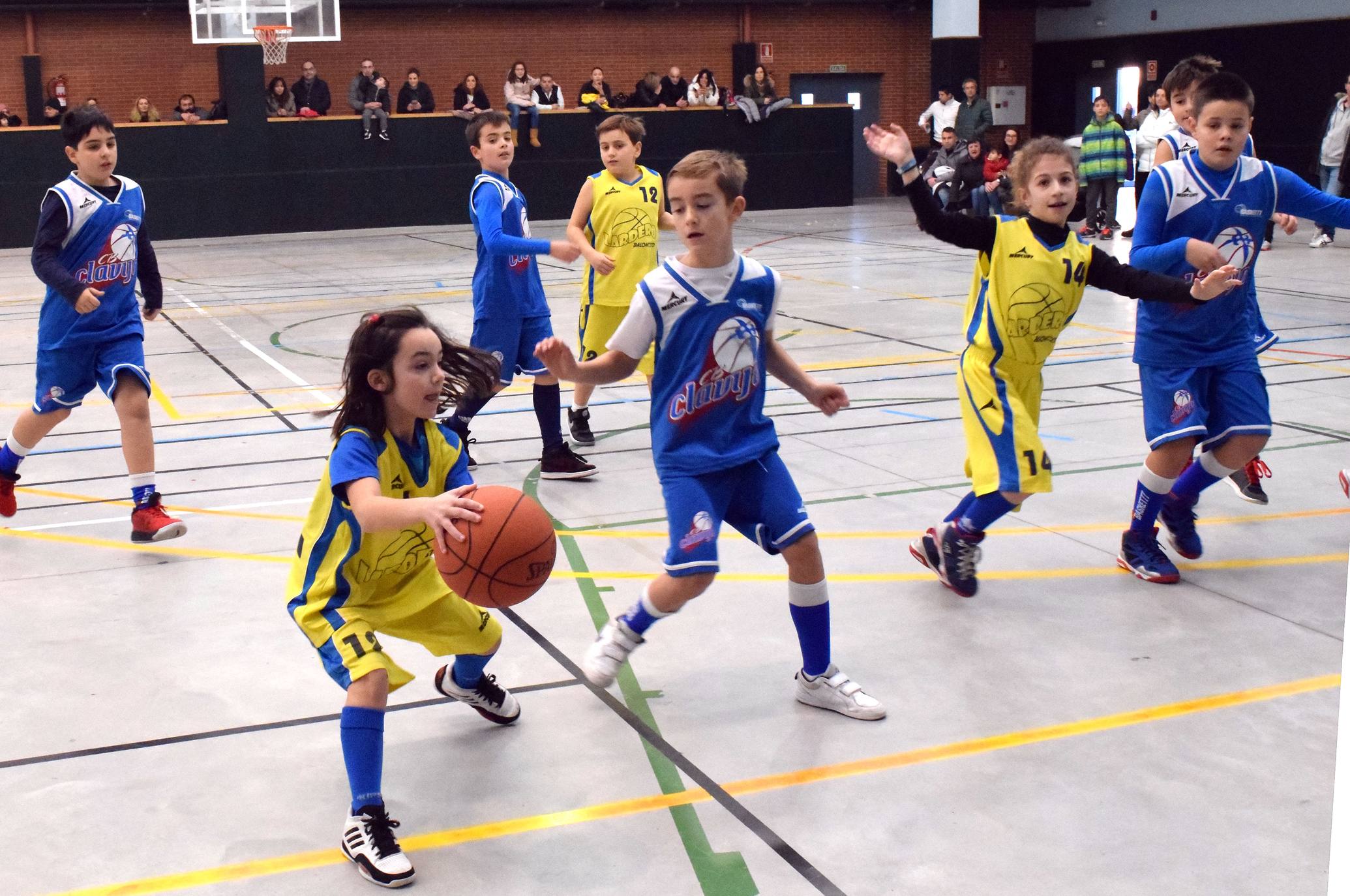 Decenas de niños se dieron cita en el torneo de Navidad baloncesto en Lardero.