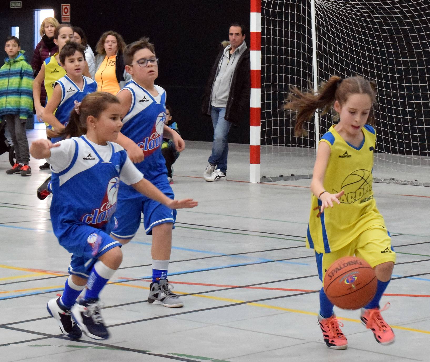 Decenas de niños se dieron cita en el torneo de Navidad baloncesto en Lardero.