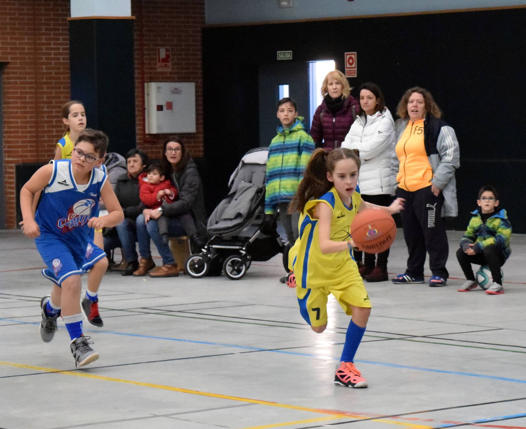 Decenas de niños se dieron cita en el torneo de Navidad baloncesto en Lardero.