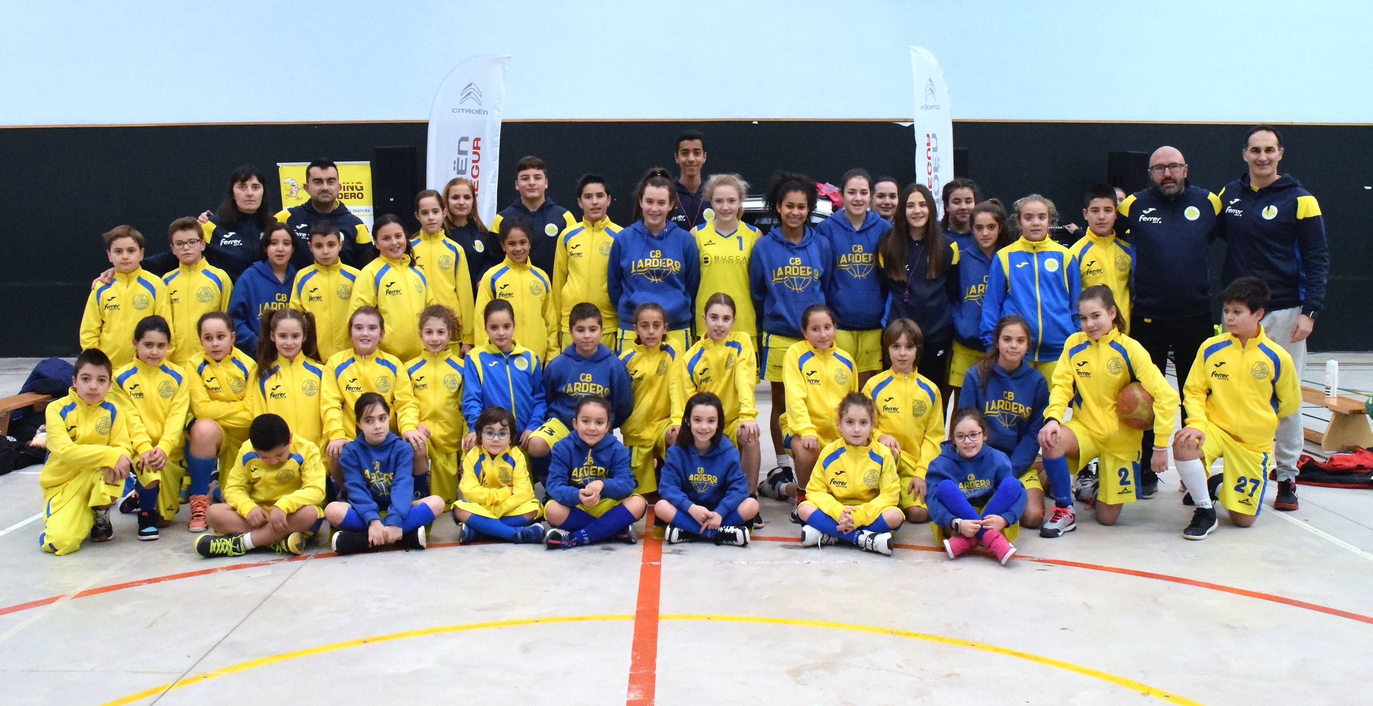 Decenas de niños se dieron cita en el torneo de Navidad baloncesto en Lardero.