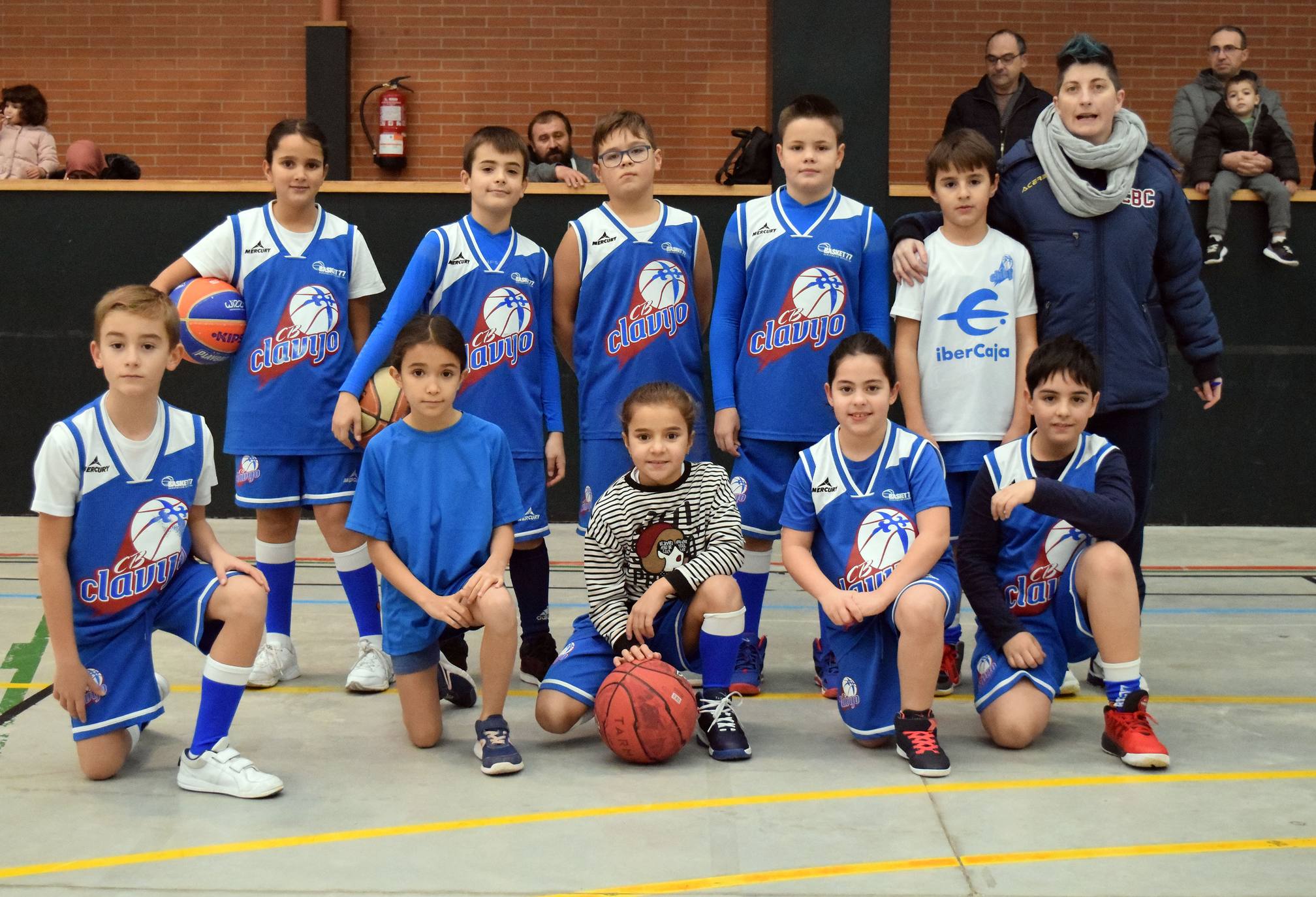 Decenas de niños se dieron cita en el torneo de Navidad baloncesto en Lardero.