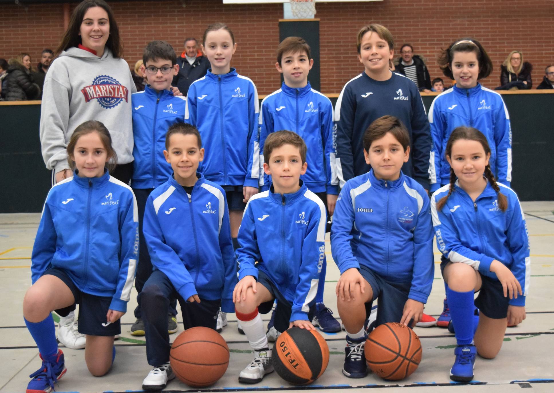 Decenas de niños se dieron cita en el torneo de Navidad baloncesto en Lardero.