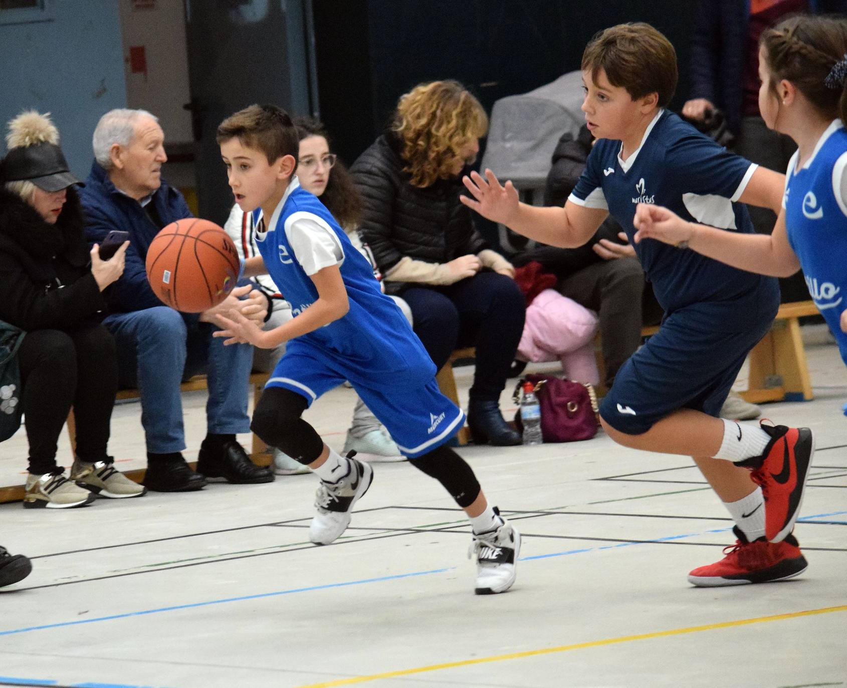 Decenas de niños se dieron cita en el torneo de Navidad baloncesto en Lardero.