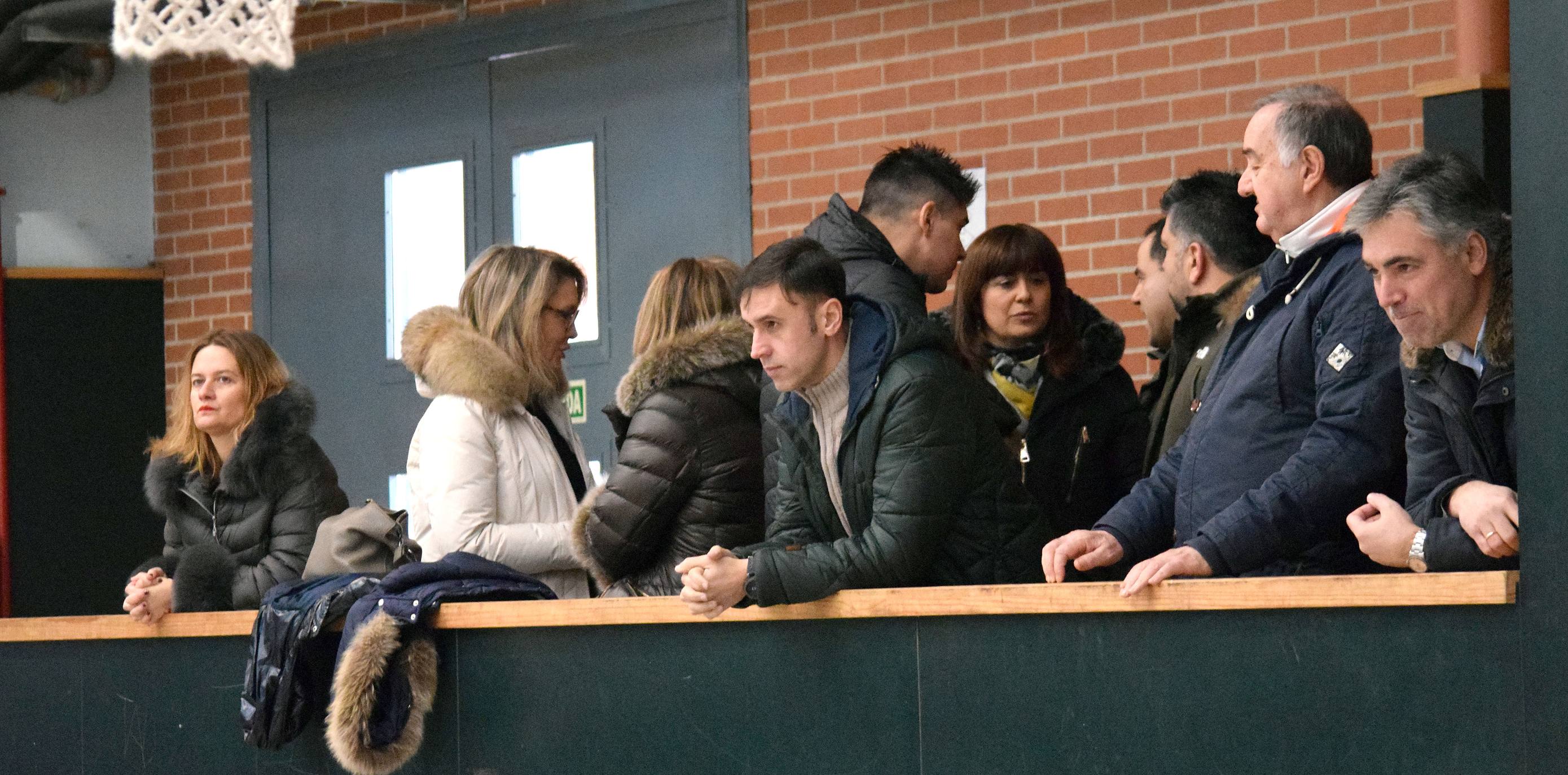 Decenas de niños se dieron cita en el torneo de Navidad baloncesto en Lardero.