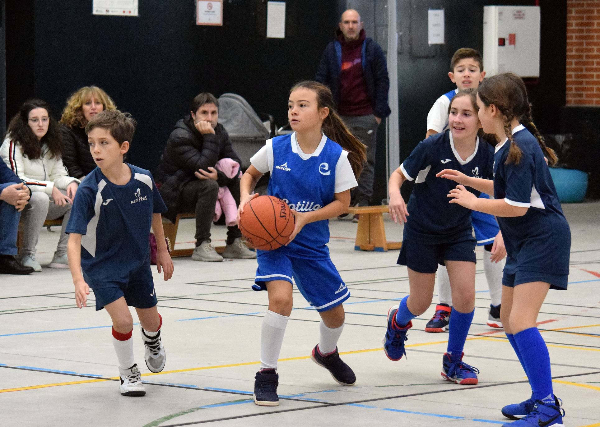 Decenas de niños se dieron cita en el torneo de Navidad baloncesto en Lardero.