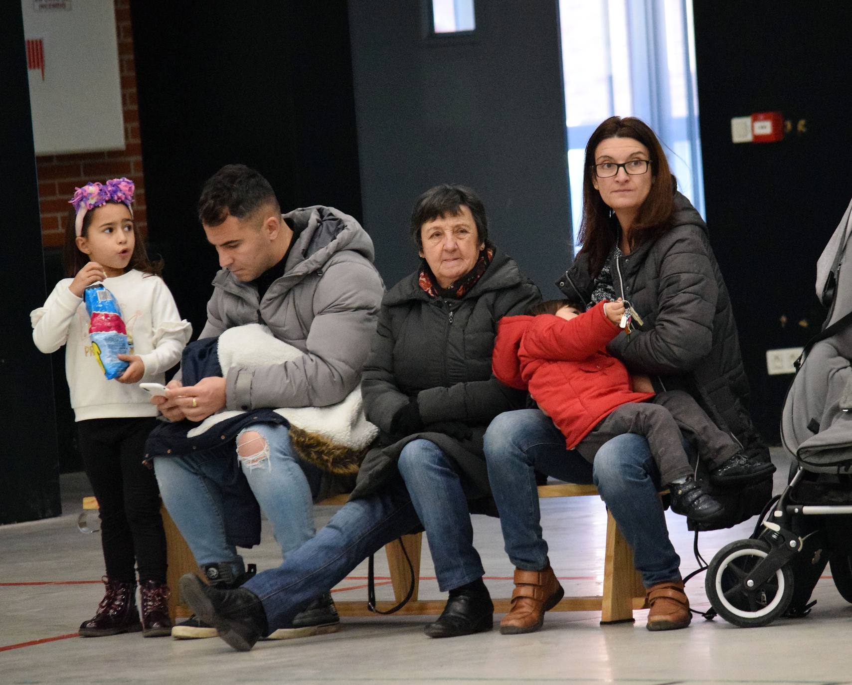 Decenas de niños se dieron cita en el torneo de Navidad baloncesto en Lardero.