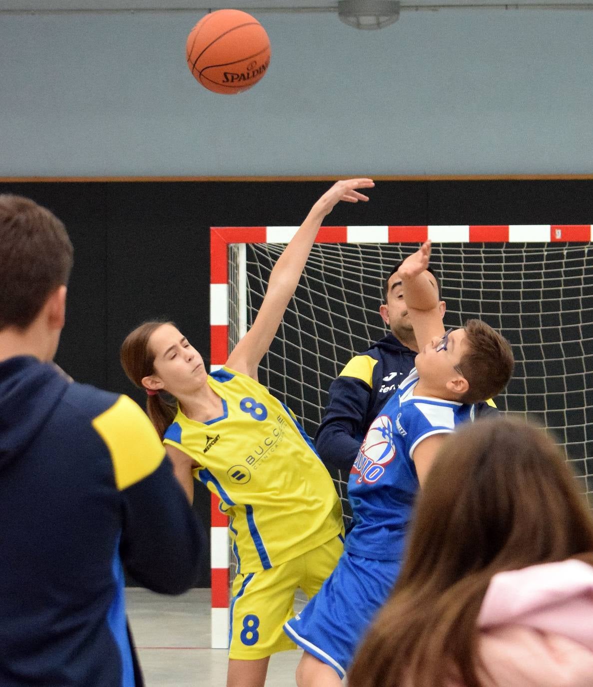 Decenas de niños se dieron cita en el torneo de Navidad baloncesto en Lardero.