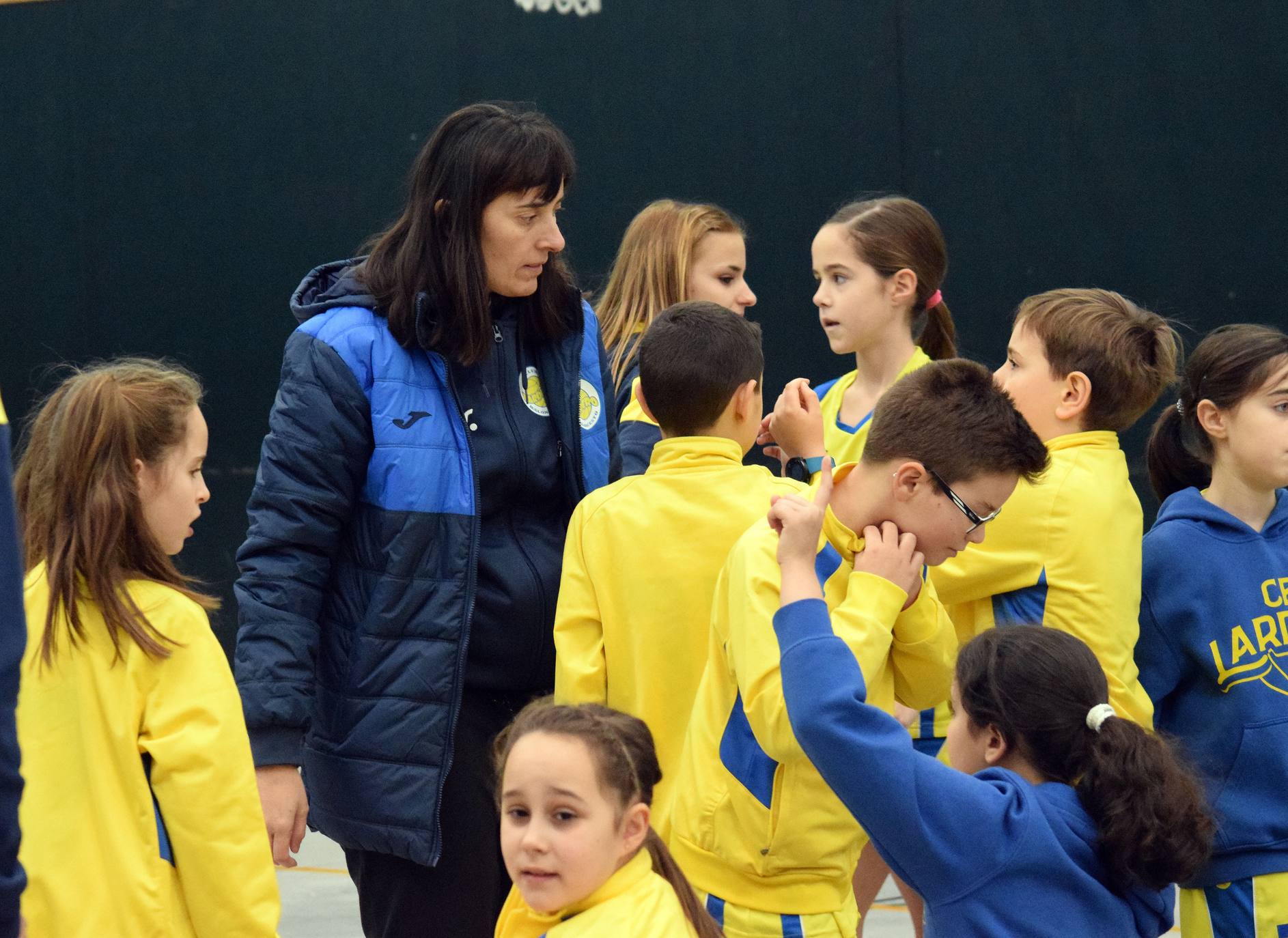 Decenas de niños se dieron cita en el torneo de Navidad baloncesto en Lardero.