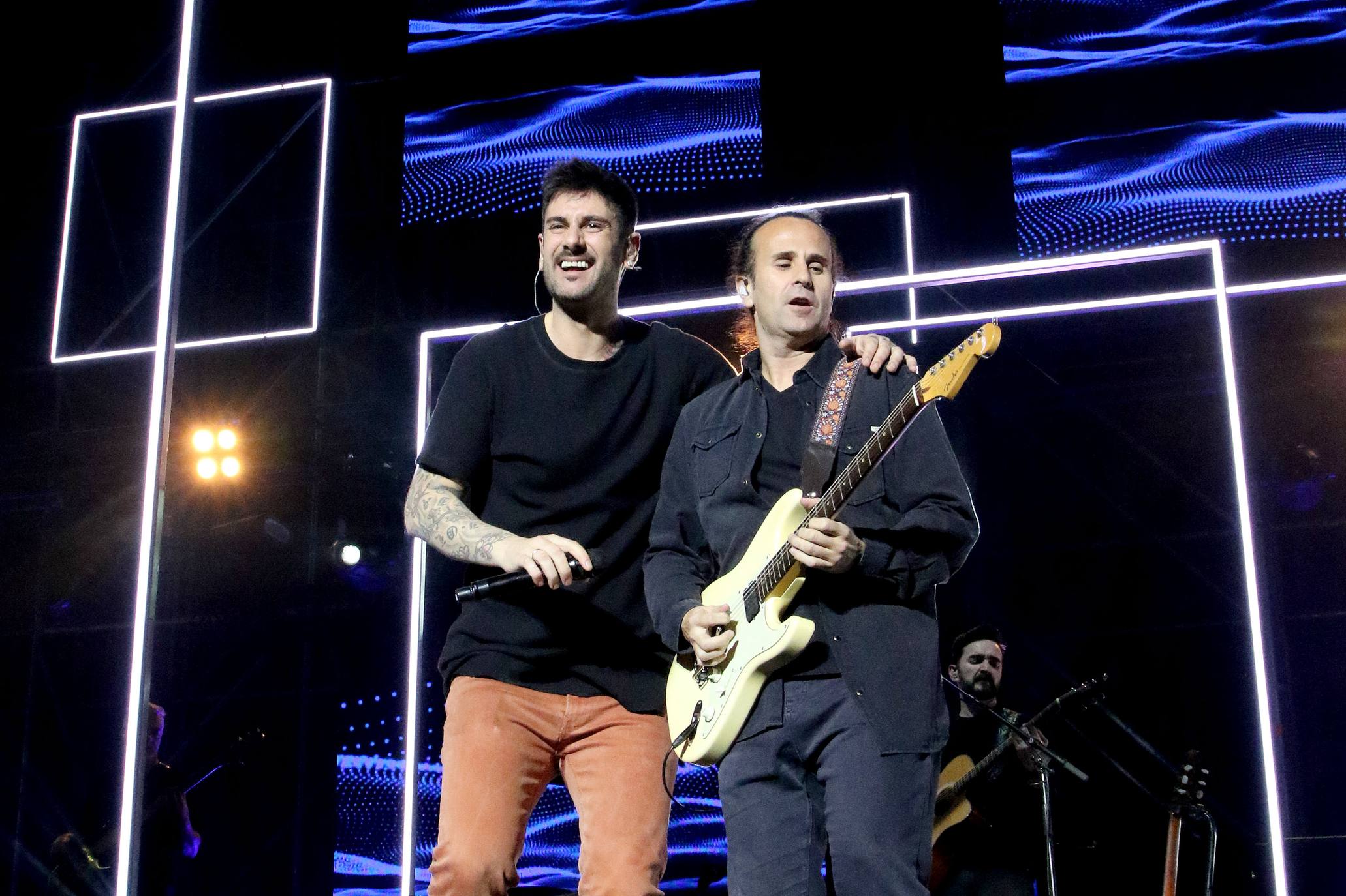 El artista asturiano Melendi pasó este sábado por el Palacio de los Deportes de Logroño con su último trabajo discográfico, '10:20:40', el décimo de su dilatada trayectoria. Fue, como reza uno de los temas de este álbum, 'Una noche para siempre' para su entregado público.