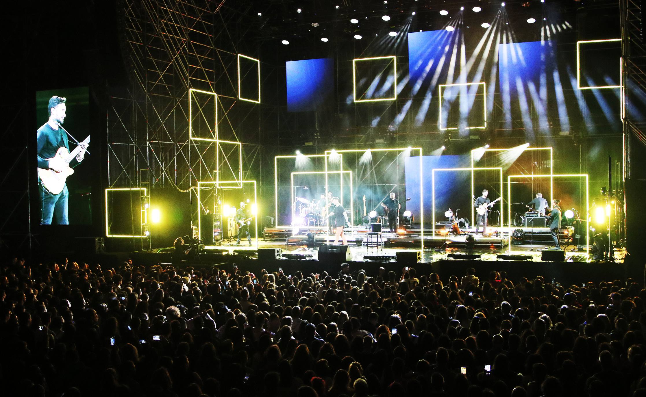 El artista asturiano Melendi pasó este sábado por el Palacio de los Deportes de Logroño con su último trabajo discográfico, '10:20:40', el décimo de su dilatada trayectoria. Fue, como reza uno de los temas de este álbum, 'Una noche para siempre' para su entregado público.