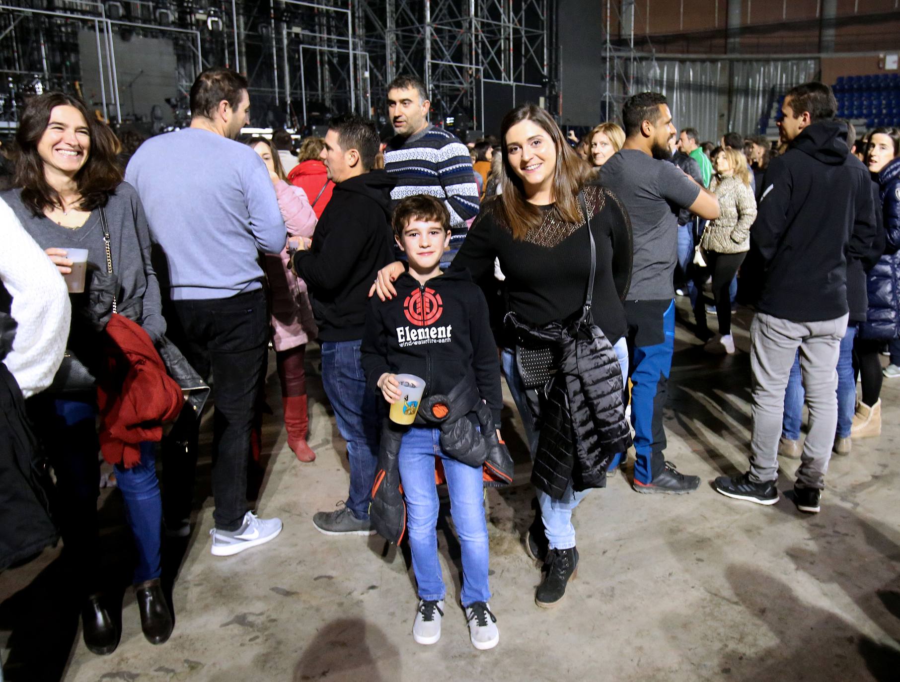 El artista asturiano Melendi pasó este sábado por el Palacio de los Deportes de Logroño con su último trabajo discográfico, '10:20:40', el décimo de su dilatada trayectoria. Fue, como reza uno de los temas de este álbum, 'Una noche para siempre' para su entregado público.