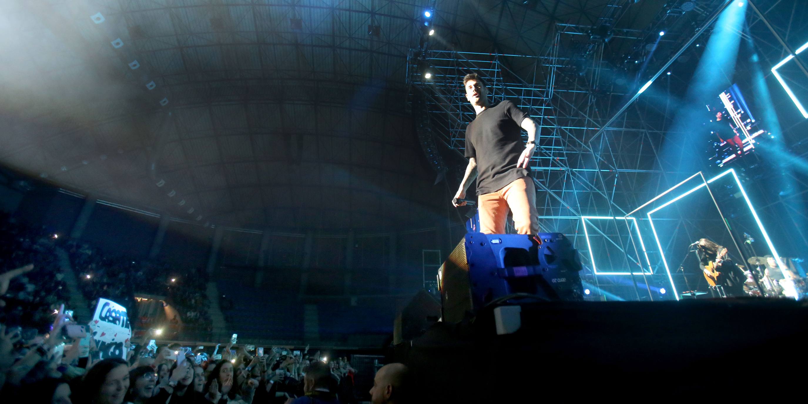 El artista asturiano Melendi pasó este sábado por el Palacio de los Deportes de Logroño con su último trabajo discográfico, '10:20:40', el décimo de su dilatada trayectoria. Fue, como reza uno de los temas de este álbum, 'Una noche para siempre' para su entregado público.