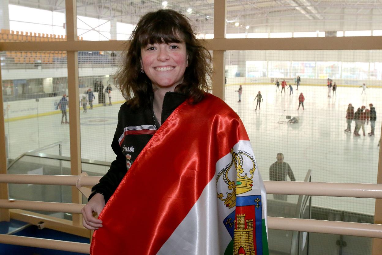 Paula Grande posa en Lobete con la bandera de La Rioja. 