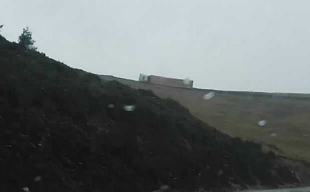 Imagen principal - Un camión perdido y tumbado en lo más alto de La Rioja