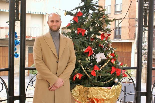 Eric Van den Ackerveken, junto al árbol de Navidad colocado en el quiosco de la plaza de España.