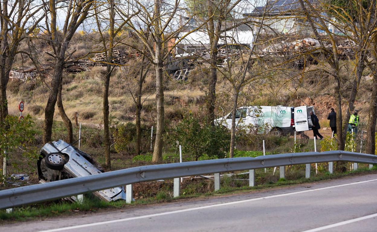 Accidente registrado el pasado mes de noviembre en el que perdió la vida un hombre tras estrellarse su coche contra un muro en la carretera LR-137 en el término Las Riberas de Entrena. 