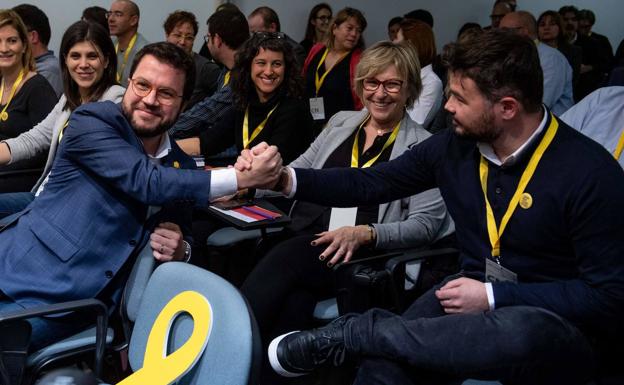 El vicepresidente de la Generalitat Catalan y miembro de ERC, Pere Aragones, se saluda con el parlamentario de la formación independentista Gabriel Rufian, durante el Consell Nacional del partido de este jueves.