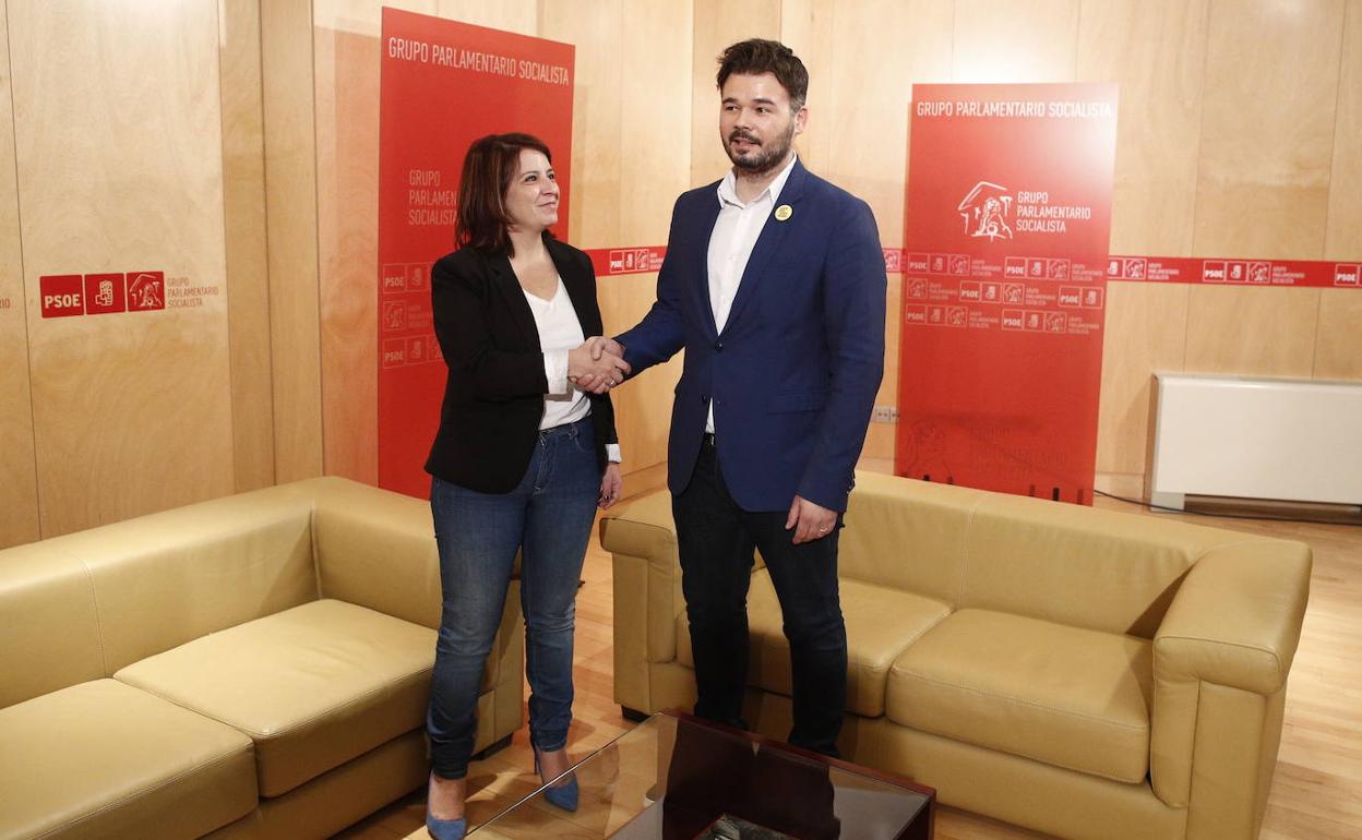 Adriana Lastra (PSOE) y Gabriel Rufián (PSOE) durante las negociaciones de investidura.