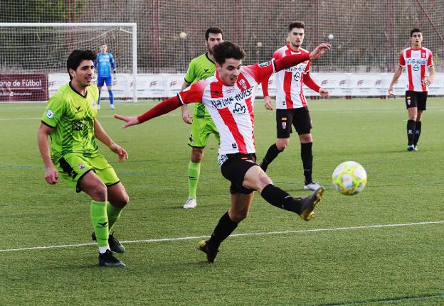 Tamayo presiona el control del balón de un futbolista de la UDL Promesas. Atrás, la figura de Yari, una de los protagonistas del choque. 