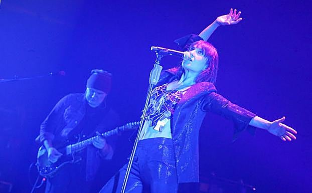 Juan Aguirre y Eva Amaral, durante su concierto del sábado en el Palacio de Deportes.