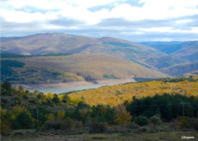 Imagen secundaria 1 - Uno de los chozos de Cerrauco, vista en el camino del descenso y sendero de la Jamonera